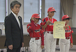 写真：ソフトボール全国大会で入賞した小学生が市長訪問