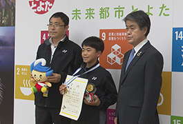 写真：ソフトテニスの全国大会で優勝した中学生が市長を訪問