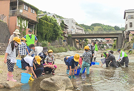 写真：小学生による鮎の放流体験