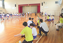 写真：雅楽演奏グループが崇化館中学校でアウトリーチ