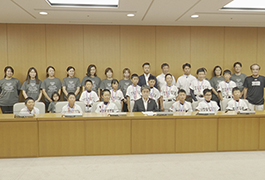 写真：豊田リトルリーグ野球協会の選手が全国大会出場報告のため市長を訪問