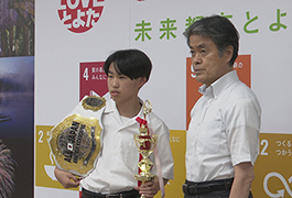写真：キックボクシング全国大会で優勝した中学生 市長訪問