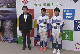 写真：女子軟式野球全国大会出場者が市長訪問