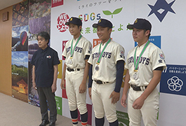 写真：硬式野球の全国大会で準優勝した中学生が市長訪問