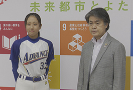 写真：女子野球の全国大会に出場した中学生が市長を訪問