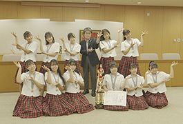 写真：全国大会の結果報告のため豊田大谷高校ダンス部が市長訪問