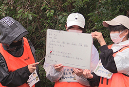 写真：矢並小学校の児童が矢並湿地を案内