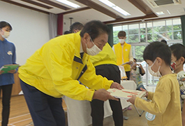 写真：豊田中ロータリークラブなどから市立こども園に絵本寄贈