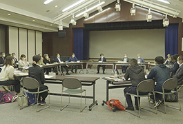 写真：松平地域会議の委員と市長が意見交換