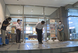 写真：豊田市郷土資料館の閉館日に合わせて来館者に記念品を進呈