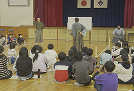 写真：能楽師が広川台小学校を訪問