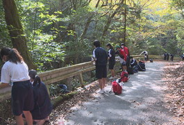 写真：猿投中学校が猿投山美化登山を実施