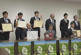 写真：全国手もみ茶品評会などの受賞者が市長を訪問