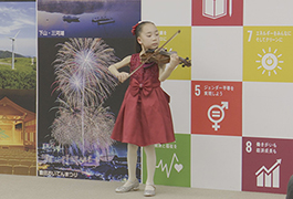 写真：国際音楽コンクールで最優秀賞を受賞した小学生が市長訪問