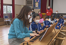 写真：明和小学校で小型のパイプオルガンの演奏