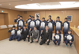 写真：愛知駅伝に出場する豊田市代表メンバーが市長らを訪問
