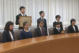 写真：林野庁長官賞受賞の滝脇小学校の児童が市長訪問