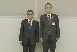 写真：日展で東京都知事賞を受賞した作家が副市長訪問