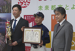 写真：硬式野球の全国大会に出場する中学生が市長を訪問