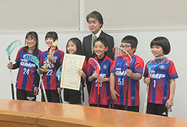 写真：フロアボールの全国大会で優勝した小学生が市長訪問