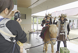 写真：鎧甲冑試着･騎馬武者体験
