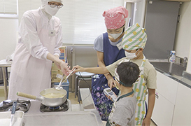 写真：学校給食親子調理教室