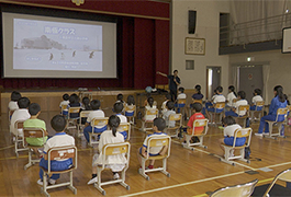 写真：南極観測隊員経験者から地球環境について学ぶ