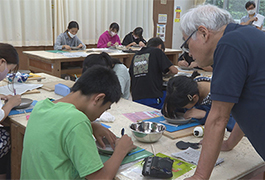 写真：大畑小学校の6年生がお皿づくり