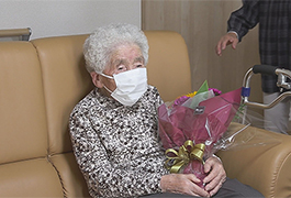 写真：市長が長寿のお祝いに高齢者を訪問