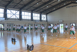 写真：竜神中1年生 おいでん踊りを学ぶ