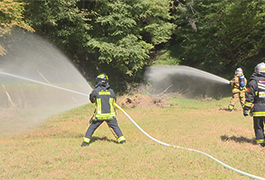写真：県境での林野火災に備えた合同消火訓練を実施
