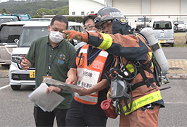 写真：渡刈クリーンセンターでの火災を想定した合同訓練