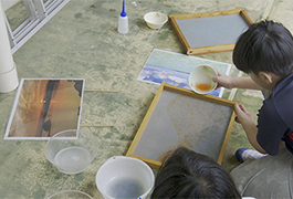 写真：小原中部小学校の全校児童が豊田小原和紙の作品を制作