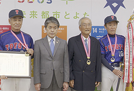 写真：還暦軟式野球全国大会優勝メンバー 市長訪問