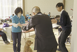 写真：新たな訪問活動犬の認定式