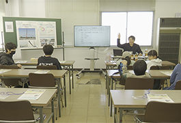 写真：小中学生や保護者を対象に仕事体験イベントを開催