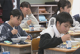 写真：特別栽培米ミネアサヒ「赤とんぼ米」を学校給食で提供