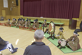 写真：大沼小学校の児童が大沼地区伝統の雅楽を披露