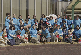 写真：新たな訪問活動犬の認定式