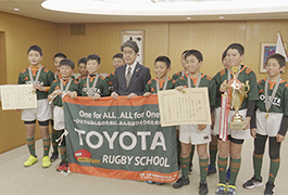 写真：市内のラグビーチームの小学生が全国大会優勝を報告