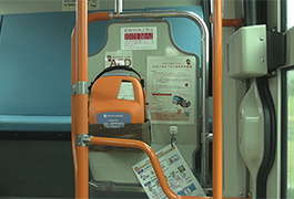 写真：AEDを設置した地域バスの運用開始