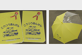 写真：新入学児童へ傘とランドセルカバーの寄贈