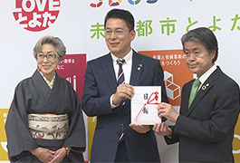 写真：公衆トイレ維持管理のための備品及び寄附金贈呈