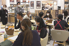 写真：認知症当事者のお買い物＆座談会