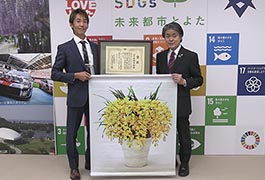 写真：第84回中日農業賞の優秀賞受賞者が市長を訪問