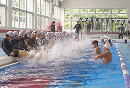 写真：中京大学と連携した小学校の水泳授業
