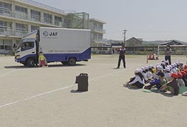 写真：JAFの講師による「小学生向け交通安全教室」