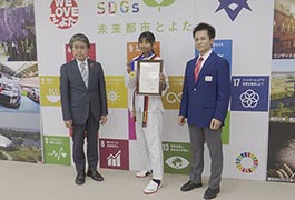 写真：テコンドーの全国大会で優勝した中学生が市長を訪問