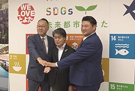 写真：中村部屋親方が市長を訪問