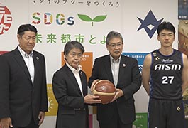 写真：シーホース三河株式会社が成績報告のため市長訪問